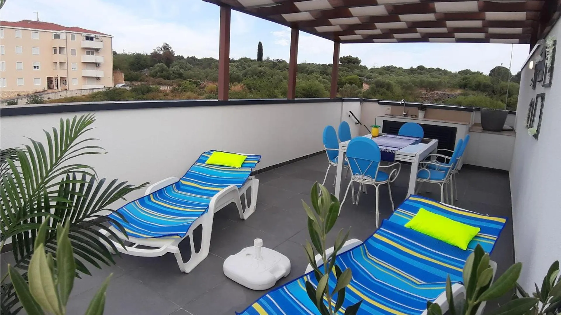 2 Bedroom Beautiful Apartment In Okrug Gornji トロギール 0*,  クロアチア