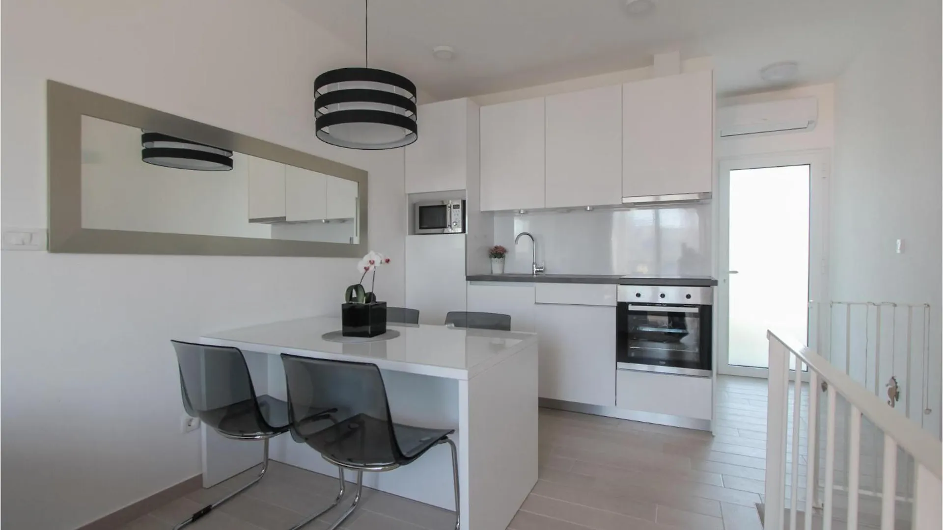 2 Bedroom Beautiful Apartment In Okrug Gornji トロギール 0*,  クロアチア