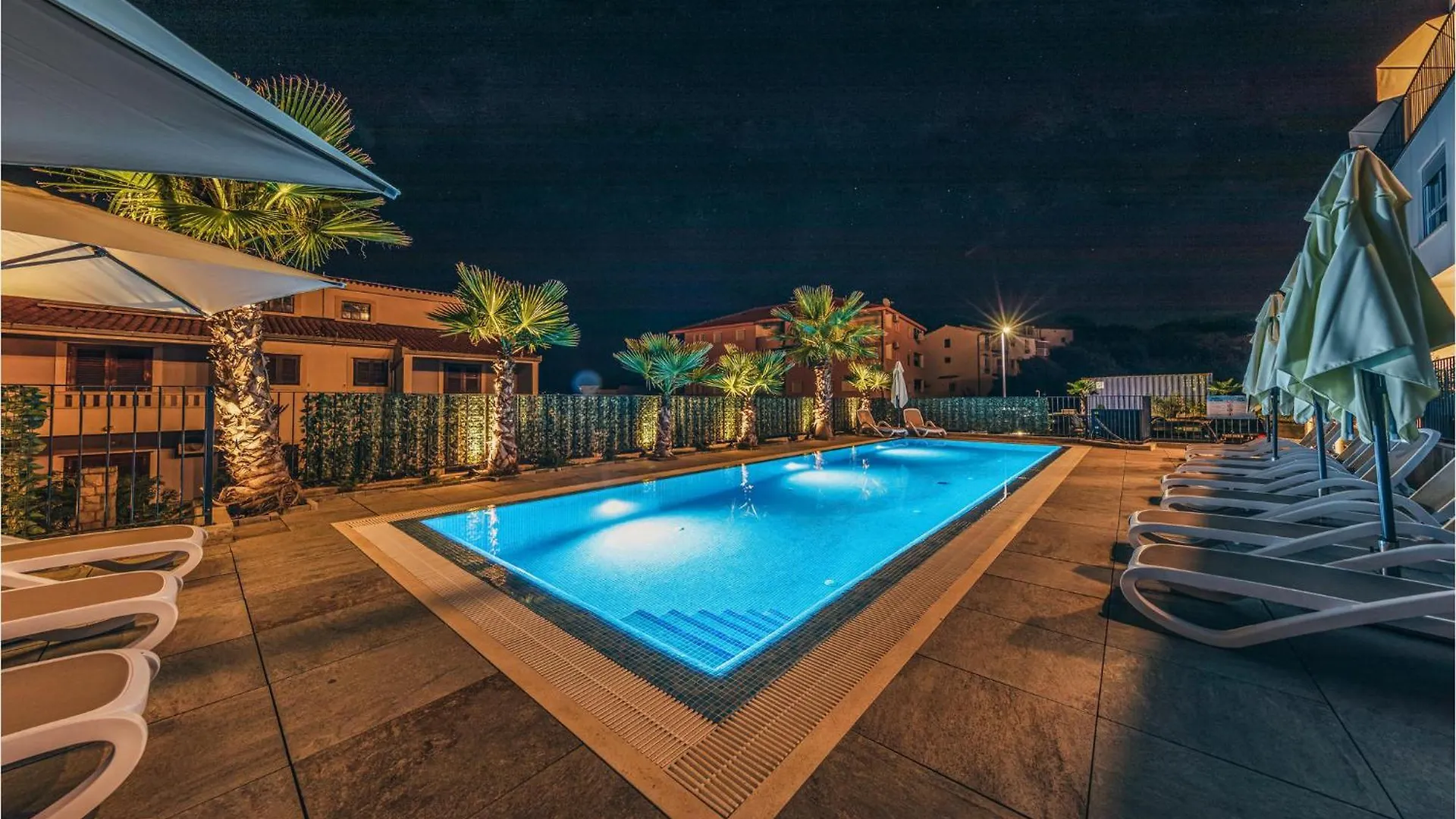 2 Bedroom Beautiful Apartment In Okrug Gornji トロギール 0*,