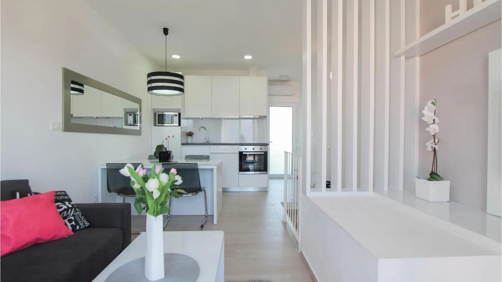 2 Bedroom Beautiful Apartment In Okrug Gornji トロギール