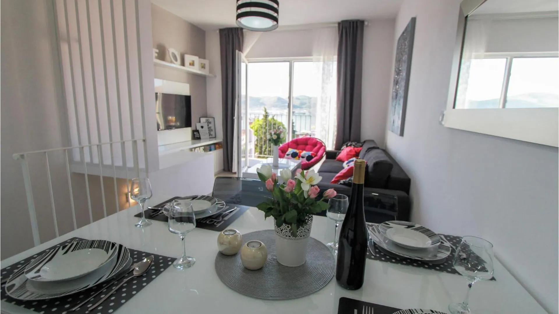 2 Bedroom Beautiful Apartment In Okrug Gornji トロギール